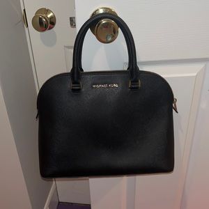 Mk small hand bag comes with shoulder straps only used a few time